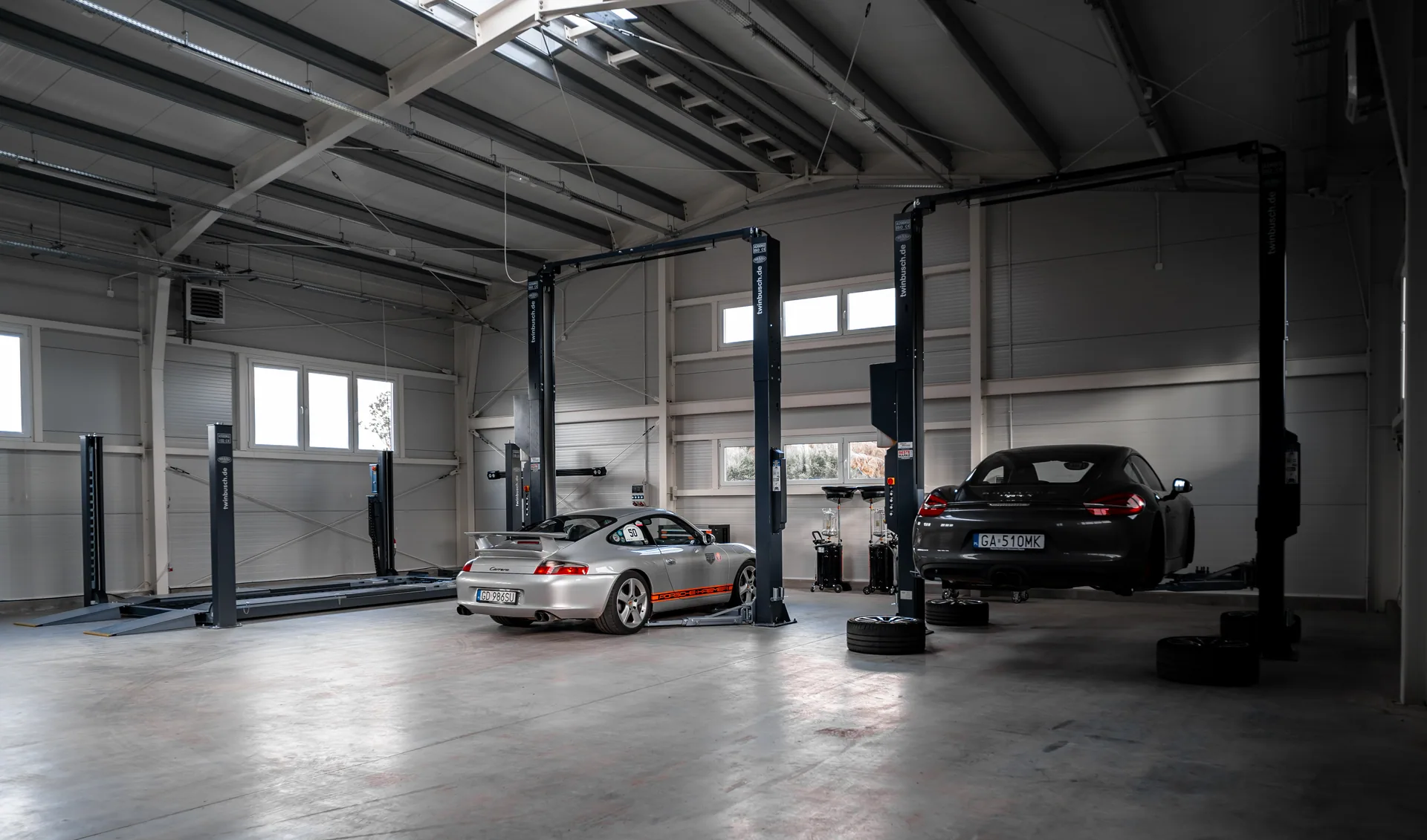 Hala warsztatowa RCS Sprengel z samochodami Porsche i podnośnikami