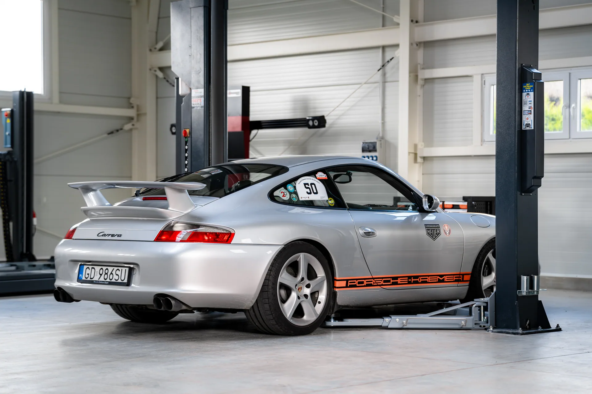Srebrne Porsche 911 na stanowisku serwisowym w RCS Sprengel