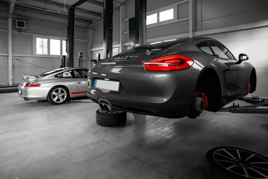 Porsche na podnośniku w hali serwisowej RCS Sprengel