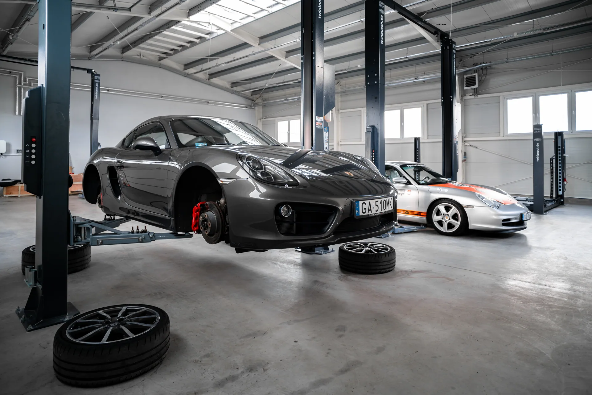 Porsche na podnośniku ze zdjętymi kołami w warsztacie RCS Sprengel