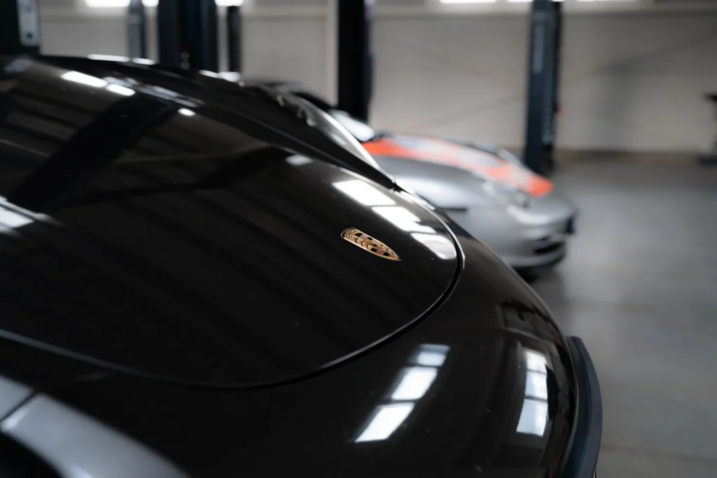 Samochody Porsche w hali warsztatowej RCS Sprengel