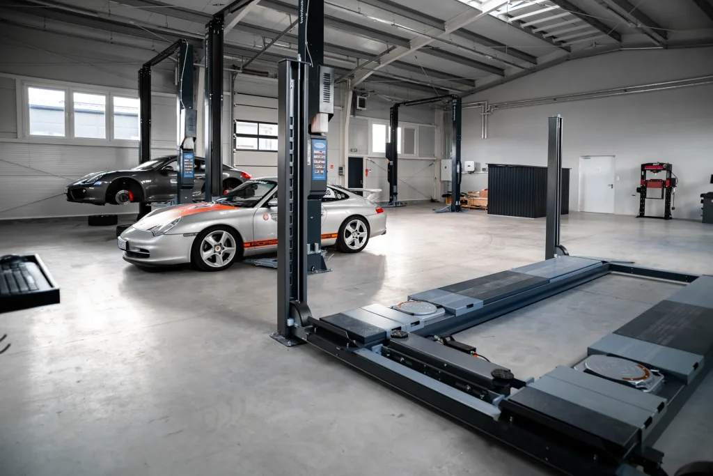Stanowiska serwisowe z podnośnikami i samochodami Porsche w RCS Sprengel